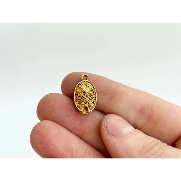 FIligree Floral Motif Vintage Oval Victorian Style Gold Toned Retro Pendant - Picture 2 of 9